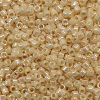 Бисер DB-157 Бисер Miyuki Delica Beads 11/0 (радужное топленое молоко)